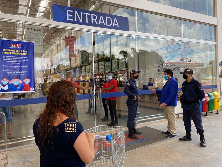 Supermercados vão poder ficar abertos até às 23h durante o final de semana no Piauí