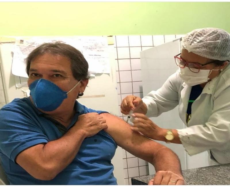  Foto divulgado nas redes sociais de Gustavo Medeiros. Prefeito de União Gustavo Medeiros recebe a dose da vacina contra a covid 19