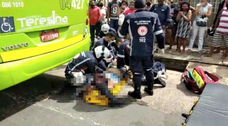 Mulher teve perna esmagada após descer de ônibus em Teresina — Foto: Gustavo Cavalcante/TV Clube