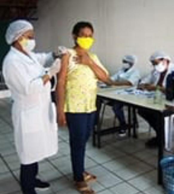 Foto divulgação : Momento da vacinação 