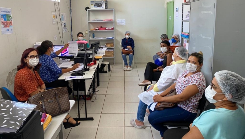 Secretária de Saúde em reunião com enfermeiras e técnicas de enfermagem para elaboração do calendário de vacinação das pessoas de 18 a 58 anos. 
