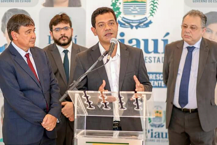 Ao centro o Prefeito de Timon Luciano Leitoa.