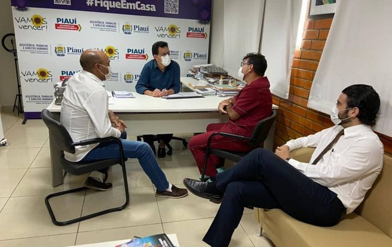 Prefeito Zé Filho e ex-prefeito Dr. José Joaquim em reunião com o deputado Zé Santana