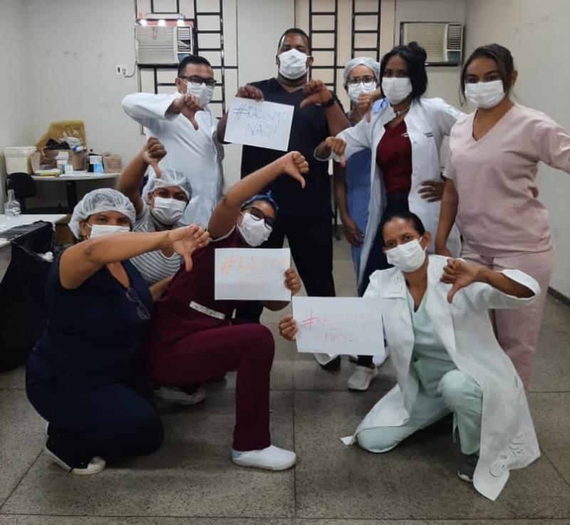 Profissionais de saúde fizeram cartazes em apoio ao enfermeiro — Foto: Reprodução