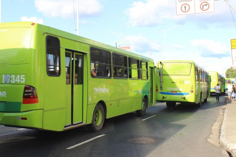 Ônibus fizeram uma paralisação em Teresina — Foto: Ellyo Teixeira/G1