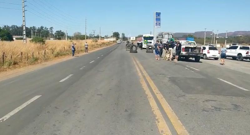 Caminhoneiros fazem protesto sem bloqueios na BR-135 em Bom Jesus, Sul do Piauí — Foto: Divulgação/PRF