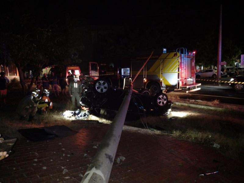 Carro capotou e colidiu com poste na BR-316 em Teresina — Foto: Divulgação/PRF