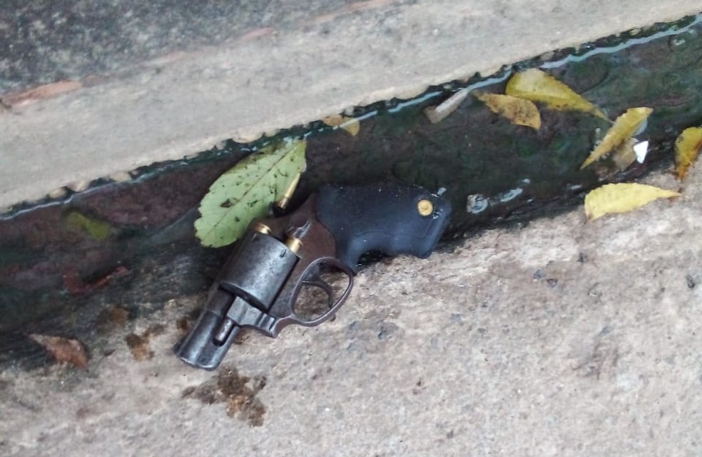 Com o suspeito foi encontrado um revólver calibre 38, que foi apreendido. — Foto: Arquivo pessoal