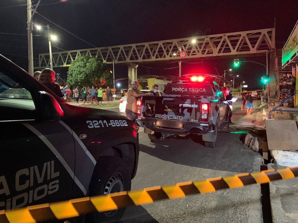 Homem é morto a facadas na calçada de bar em Teresina — Foto: Laura Moura/g1 PI