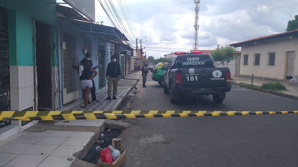 Homem é morto a tiros no bairro São Joaquim — Foto: Lívia Ferreira /g1