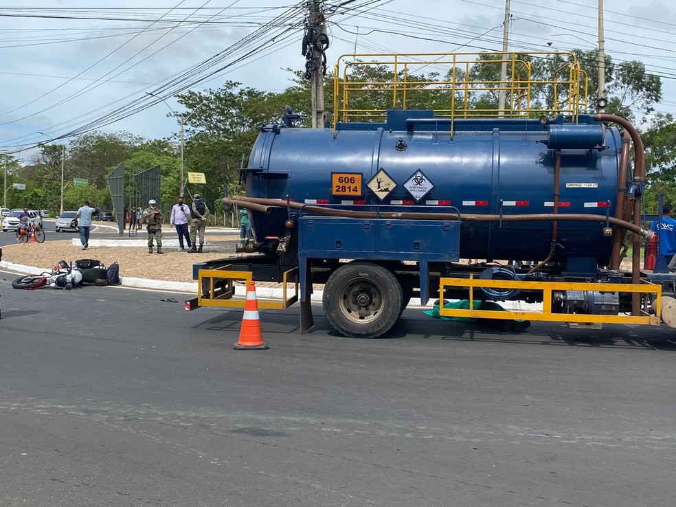 Jovem morre em acidente entre moto e caminhão na Zona Leste de Teresina — Foto: Vivianna Soares/g1