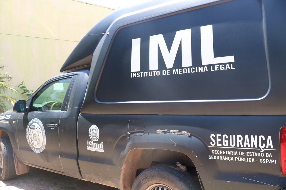 Viatura do Instituto de Medicina Legal (IML) de Teresina, no Piauí — Foto: Bárbara Rodrigues/G1
