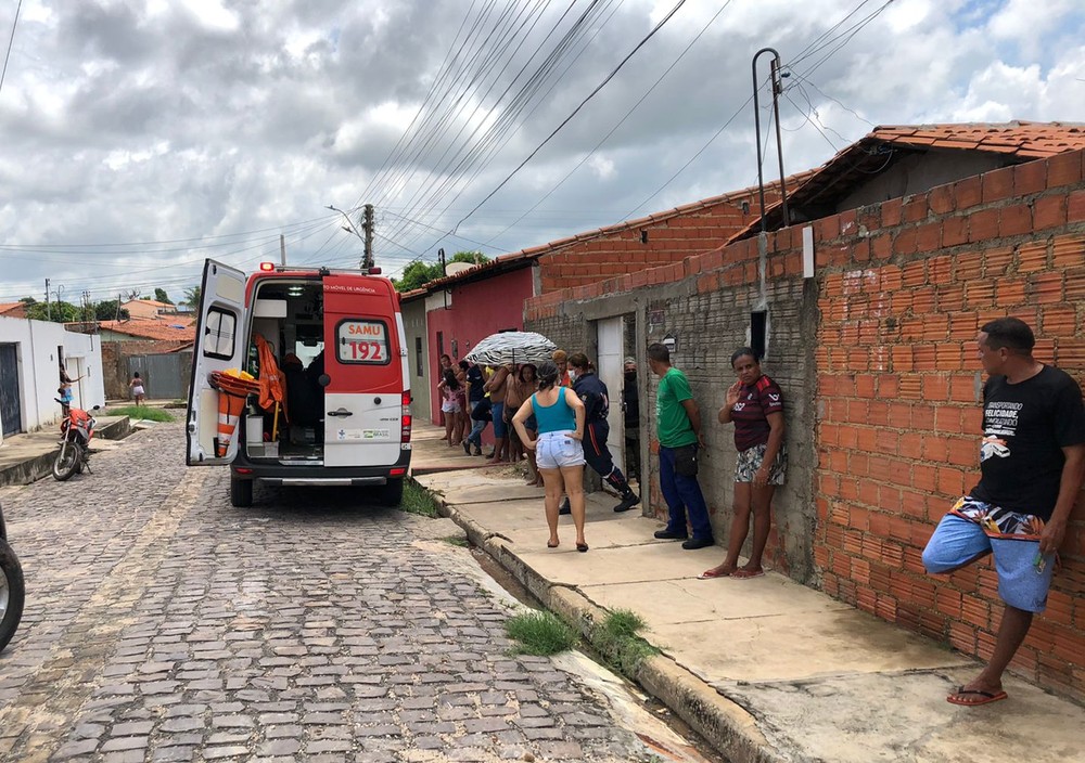 Homem é resgatado baleado pelo Samu e após pular muro de casa para fugir de tiros em Teresina — Foto: Layza Mourão/g1