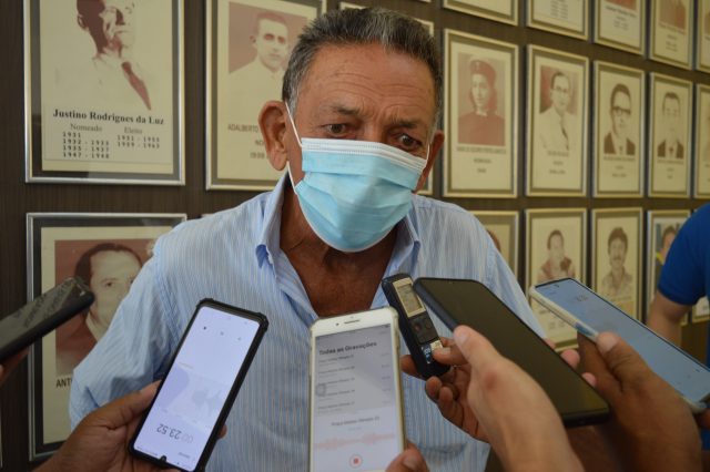 Prefeito Gil Paraibano recepcionou os novos servidores e deu orientações a todos (Foto: Isael Pereira)