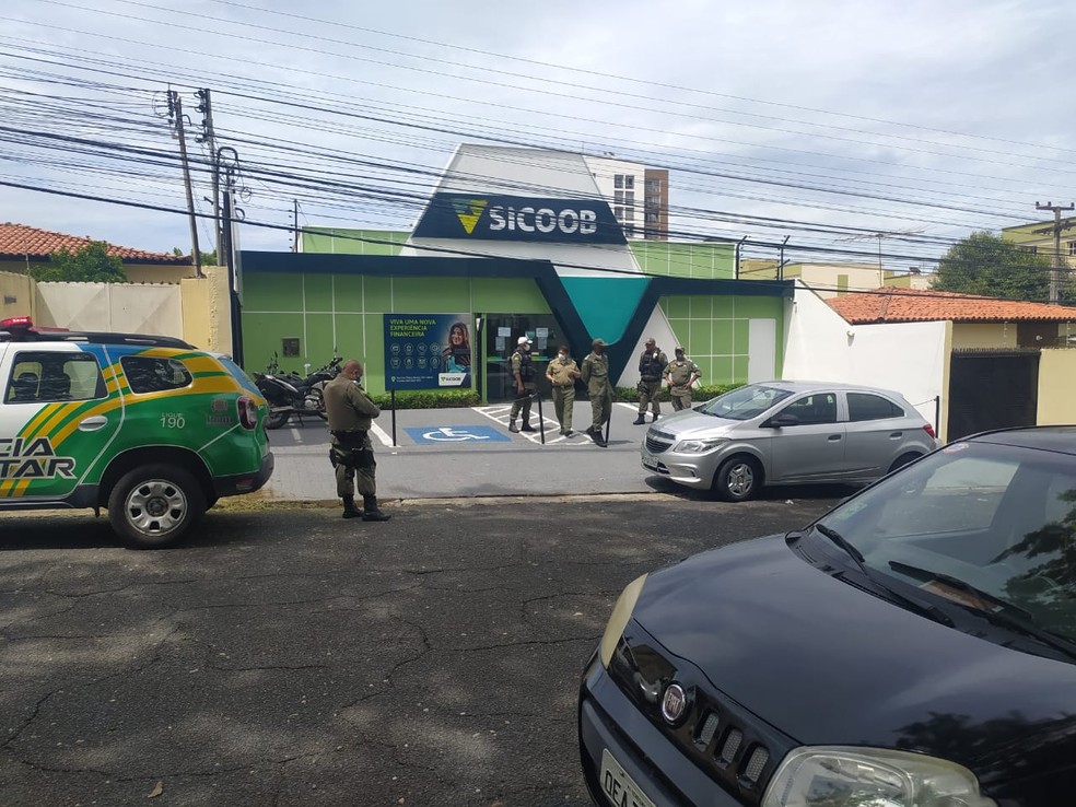 Criminosos rendem funcionários de banco e roubam malotes de dinheiro no Centro de Teresina — Foto: Reprodução