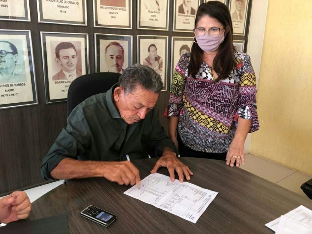 Prefeito, Gil Paraibano, acompanhado da Secretária de Educação de Picos, Noêmia Marques, assinou e aplicou o novo reajuste do piso salarial dos professores (Foto: Isael Pereira)