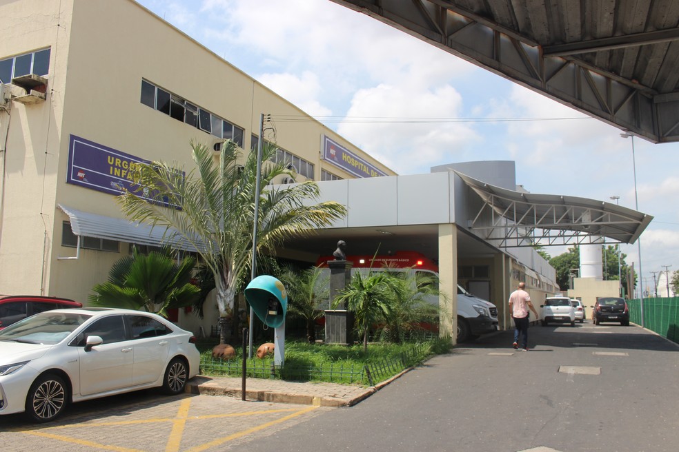 Vítima foi levada ao Hospital de Urgência de Teresina (HUT) — Foto: Ilanna Serena/g1