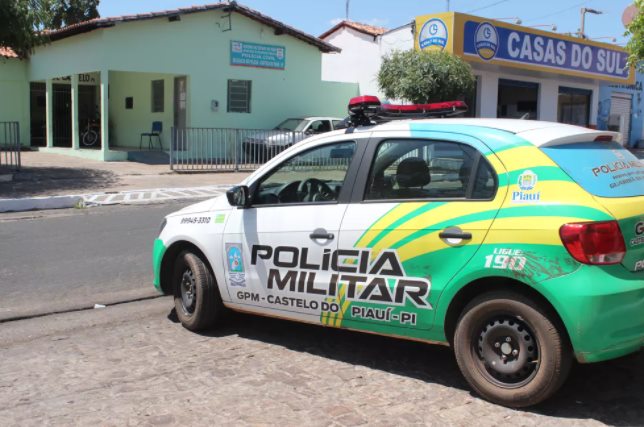 Grupo de policiamento militar em Castelo do Píauí — Foto: Gilcilene Araújo/G1