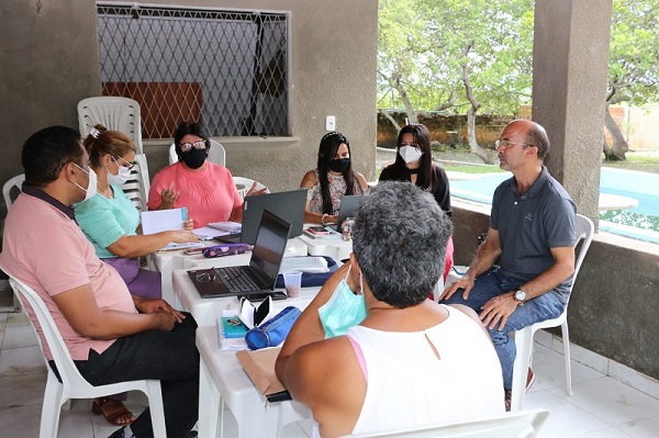 Técnicos da Secretraia de Saúde reunidos. (Foto: Manin/PostUnião