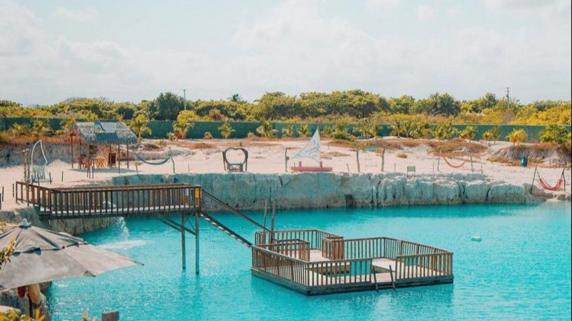 Ponto turístico, o Buraco Azul Caiçara está localizado em Cruz (foto: Reprodução/ Buraco Azul restaurante ) Leia mais em: https://www.opovo.com.br/noticias/ceara/cruz/2022/03/21/turista-morre-afogado-no-buraco-azul-caicara-ponto-turistico-de-cruz.html ©20