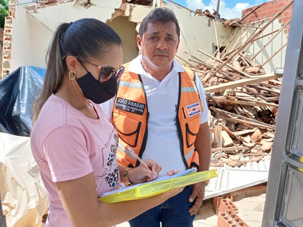 (Representante da Secretaria de Assistência Social realiza entrevistas com os idosos - Foto: Reprodução)