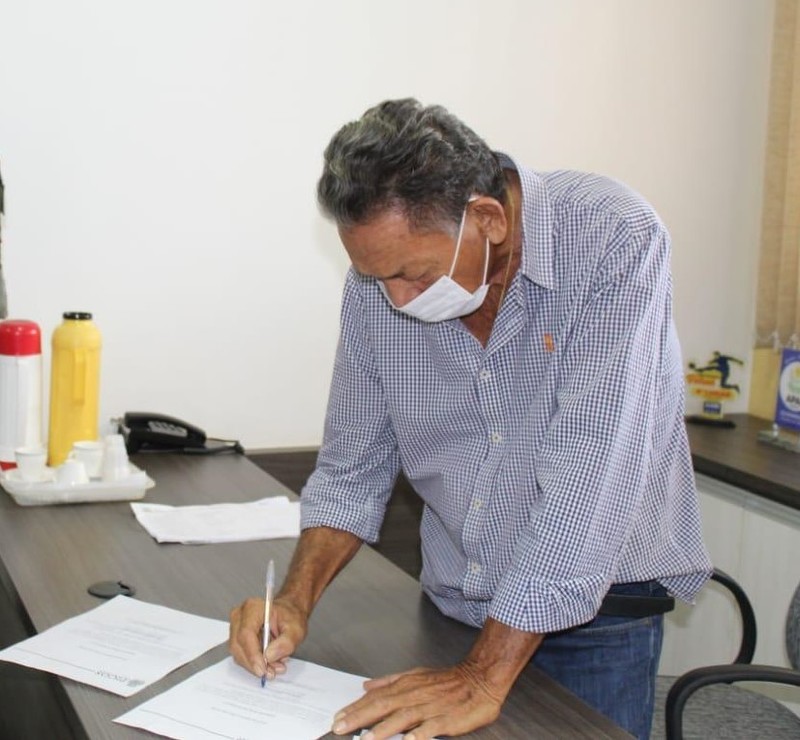 Prefeito Gil Paraibano efetivou o pagamento da 1ª parcela do 13º. (Foto: Isael Pereira).