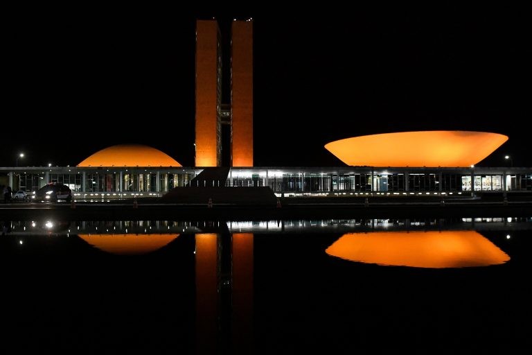 Cúpulas do Senado e da Câmara terão iluminação na cor laranja - (Foto: Senado Federal)