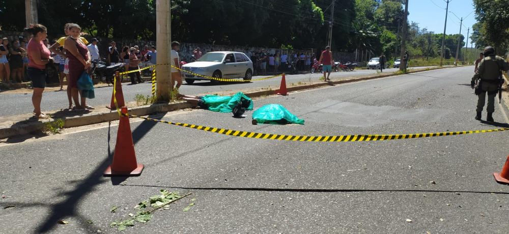 Casal em motocicleta morre após colisão com poste na zona Leste de Teresina (Foto: Ivan Lima/ Meio Norte)