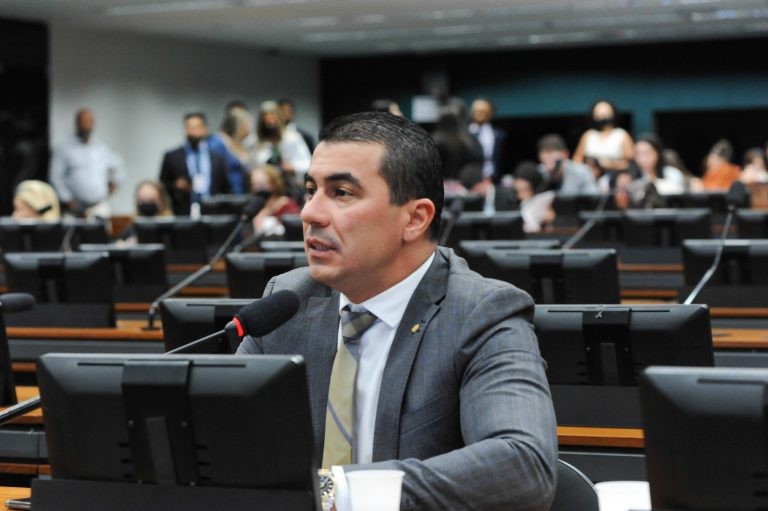 O deputado Luis Miranda recomendou a aprovação do projeto, com ressalvas - (Foto: Billy Boss/Câmara dos Deputados)