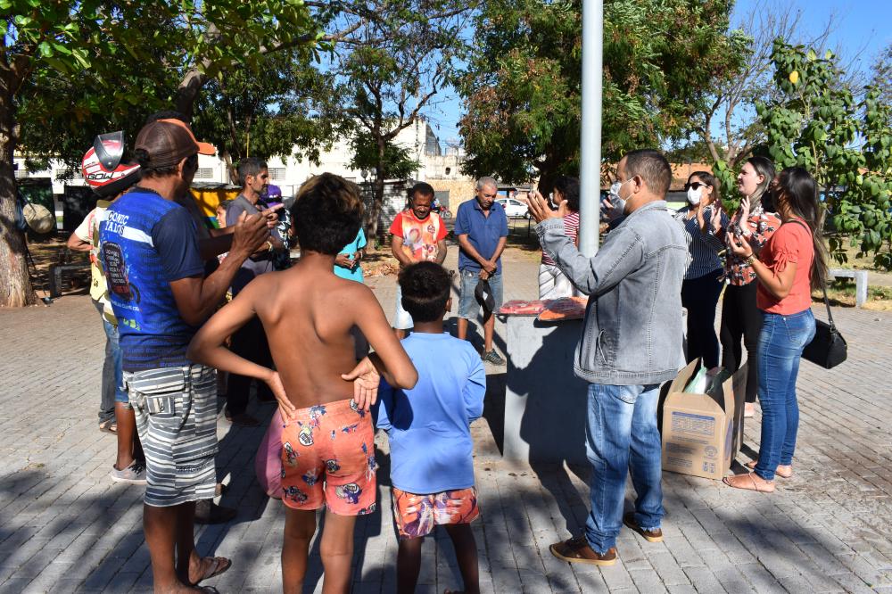 Café da manhã sendo servido para as pessoas em situação de rua (Foto: Maria Ivonete)