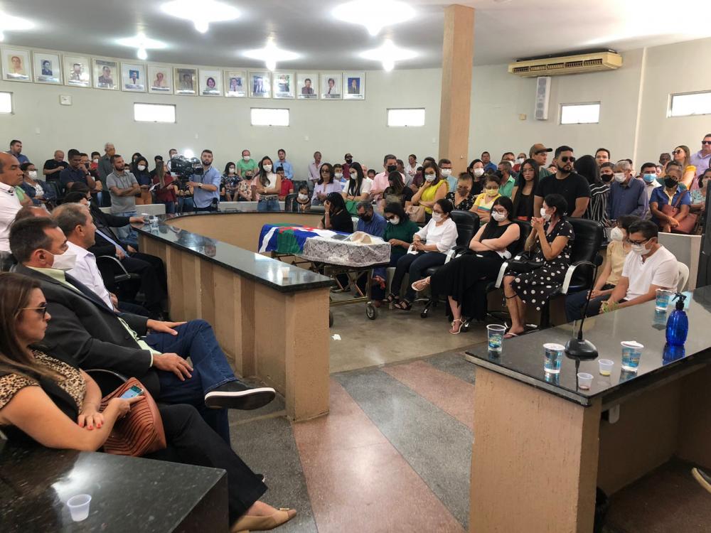 Familiares, amigos e populares prestam o último adeus ao vereador Gilson Nunes (Foto: Isael Pereira)