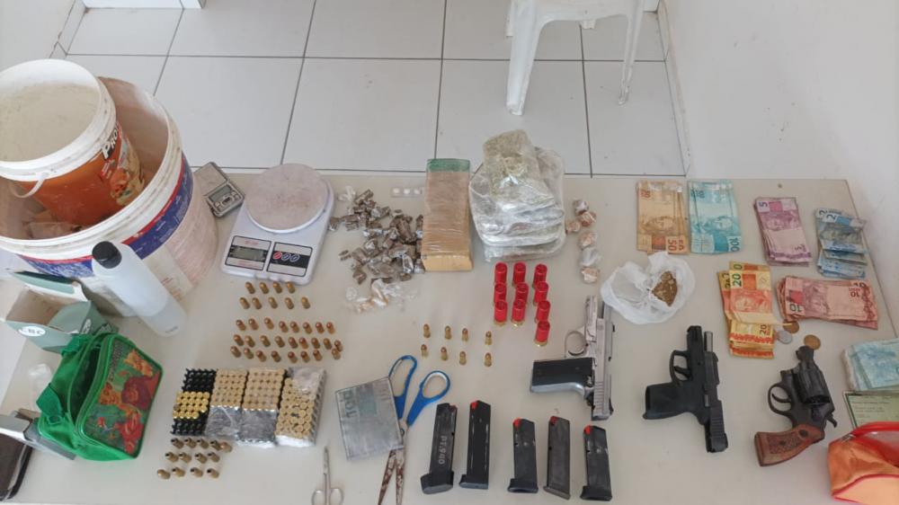 Material apreendido pela polícia no Cajueiro da Praia 