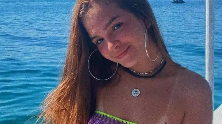 Mel Maia posta foto ousada de biquíni e bomba na web; Veja 
