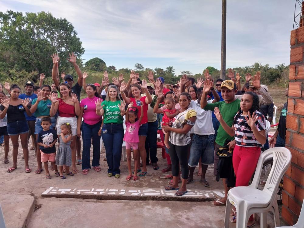 Dalva Fernandes em discurso em Miguel Alves.