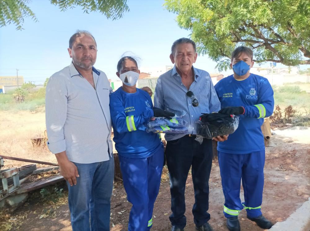 Prefeito Gil Paraibano destaca a necessidade desses profissionais trabalharem com segurança (Foto: Maria Hilda) Isael Pereira / CCOM / sexta-feira, 7 outubro , 2022