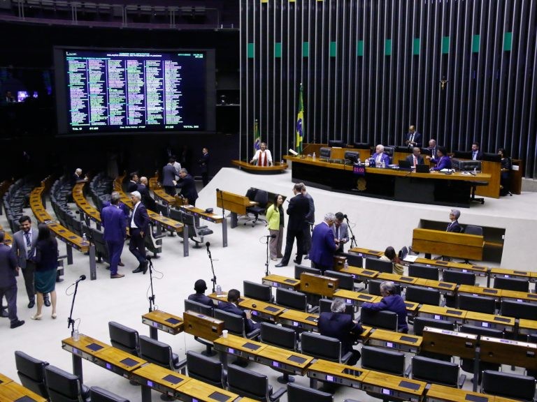 Deputados analisam propostas em sessão do Plenário - (Foto: Marina Ramos/Câmara dos Deputados)