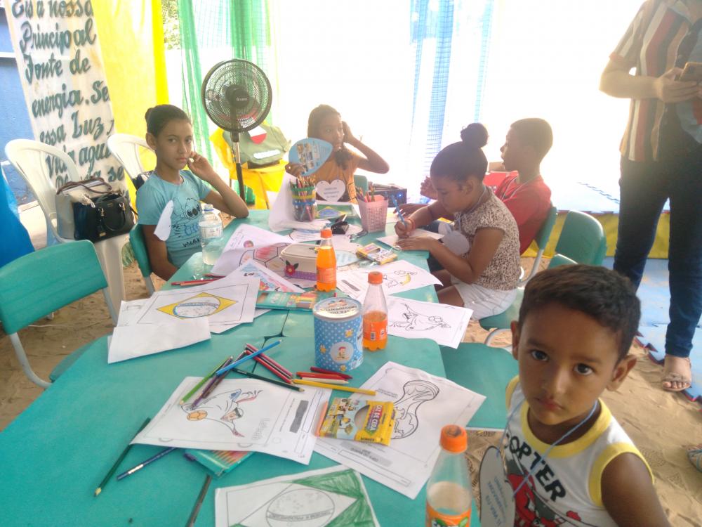 Crianças participando 