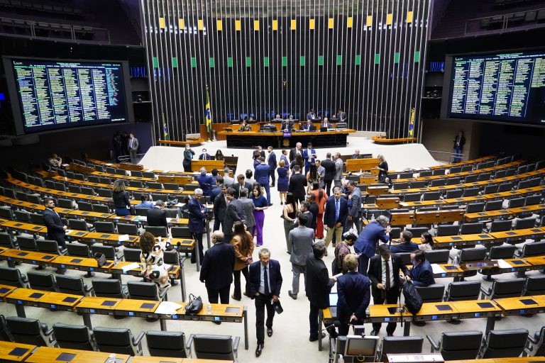 Deputados analisam projetos em Plenário - (Foto: Pablo Valadares/Câmara dos Deputados)