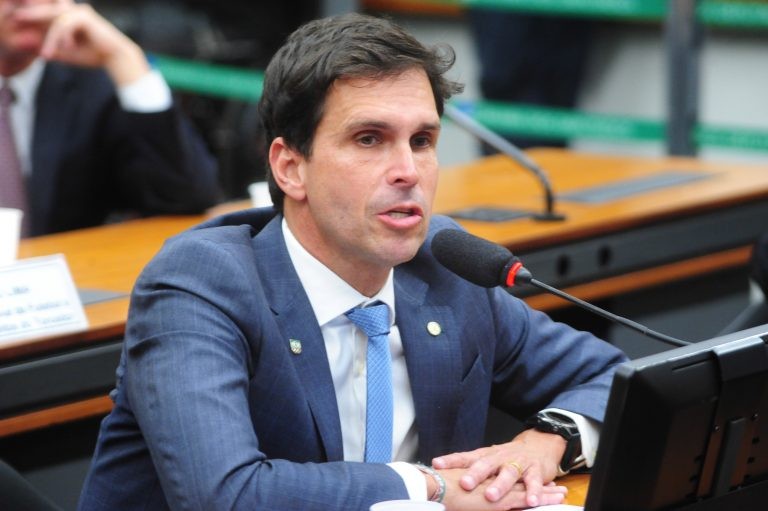 Luiz Lima: Medida aprimora a segurança jurídica do sistema nacional de farmacovigilância - (Foto: Billy Boss/Câmara dos Deputados)