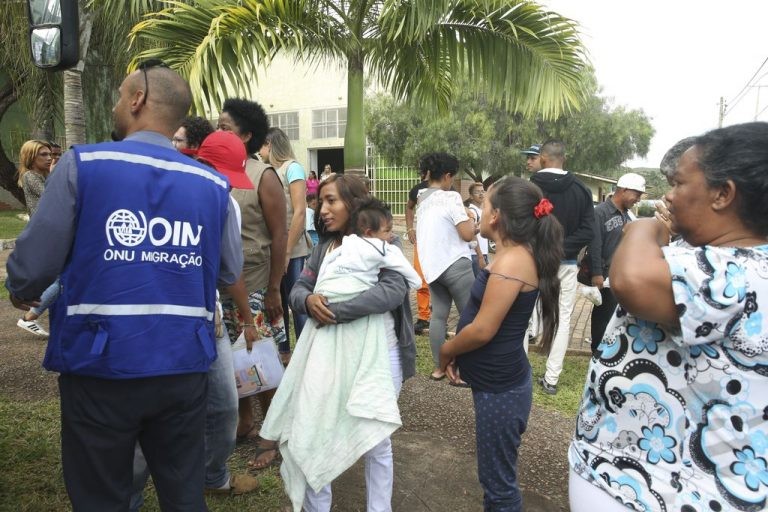 Funcionário da ONU atende imigrantes venezuelanos em São Sebastião (DF) - (Foto: Valter Campanato/Agência Brasil)