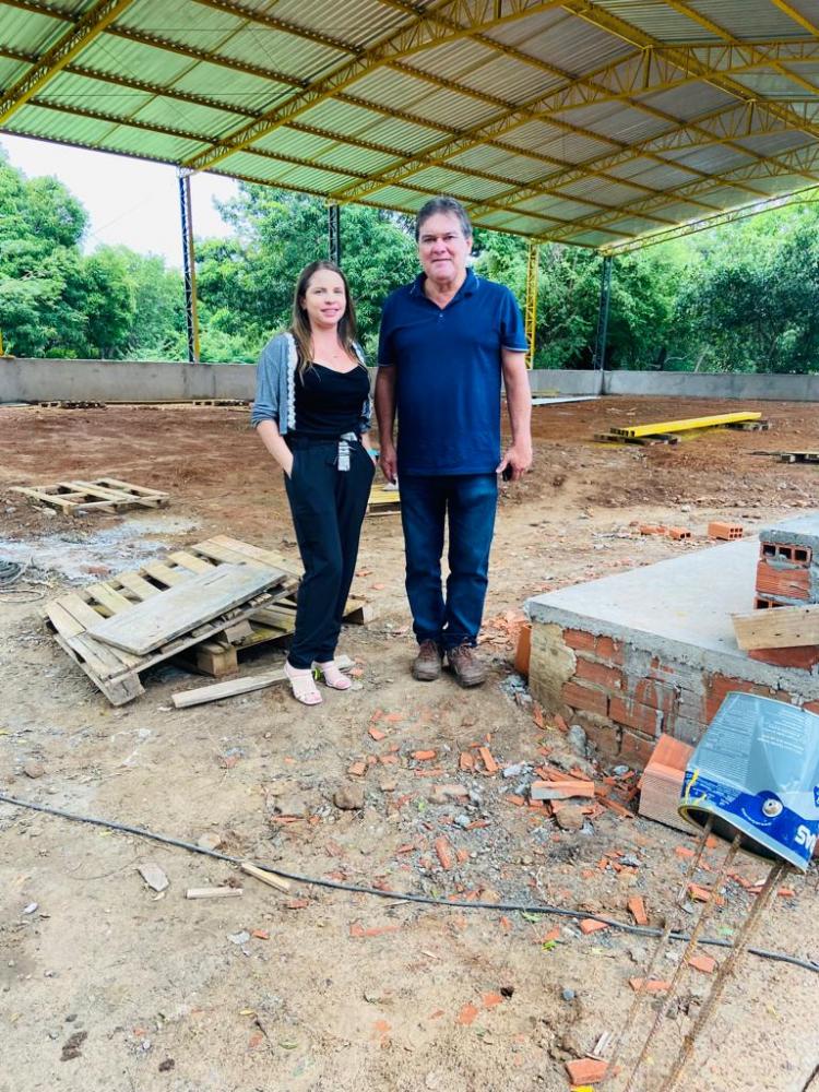 Fotos reprodução Diretora Miriam Barradas, ladeada com o prefeito Gustavo Medeiros 