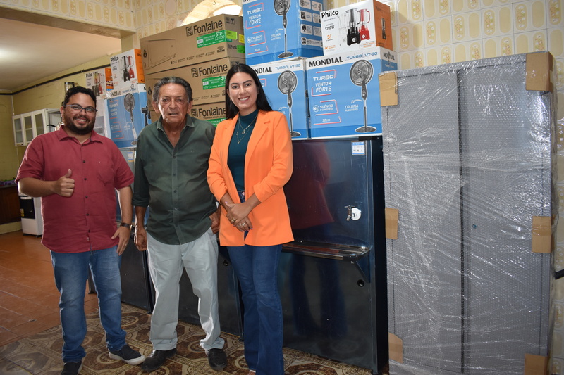 Prefeito Gil, Secretária Wiânika e vereador Afonsinho participam de entrega simbólica (Foto: Jackelany Vasconcelos)