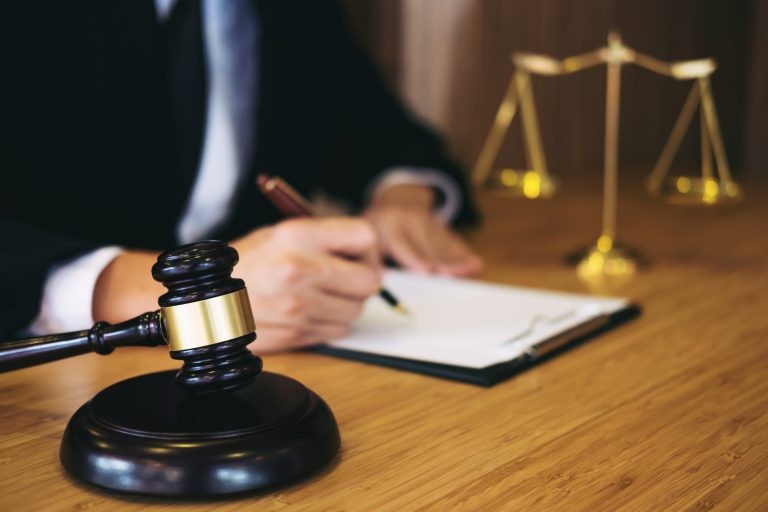 Intenção é punir quem entra com ação judicial só para prejudicar concorrentes - (Foto: Depositphotos)