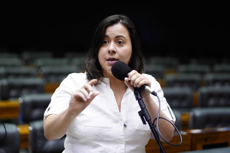 Sâmia Bomfim: mulheres ganham, em média, 76,5% do rendimento dos homens - (Foto: Pablo Valadares/Câmara dos Deputados)