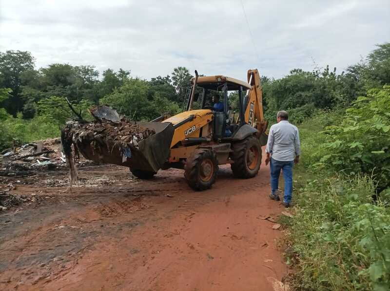 Secretário Dedé Monteiro alerta a população para não descartarem entulhos e lixos às margens dos Rios (Foto: Maria Hilda)