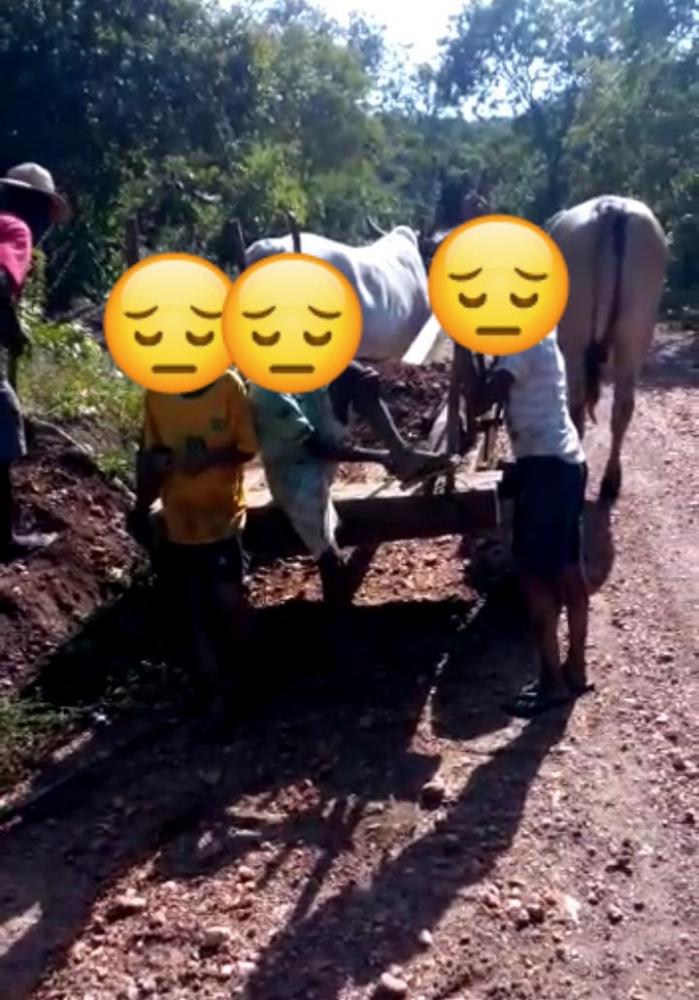 Pais e crianças recuperando estrada em Cristalândia