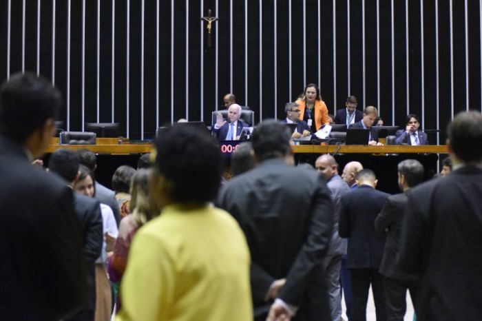 Deputados na sessão do Plenário desta terça-feira - (Foto: Zeca Ribeiro/Câmara dos Deputados)