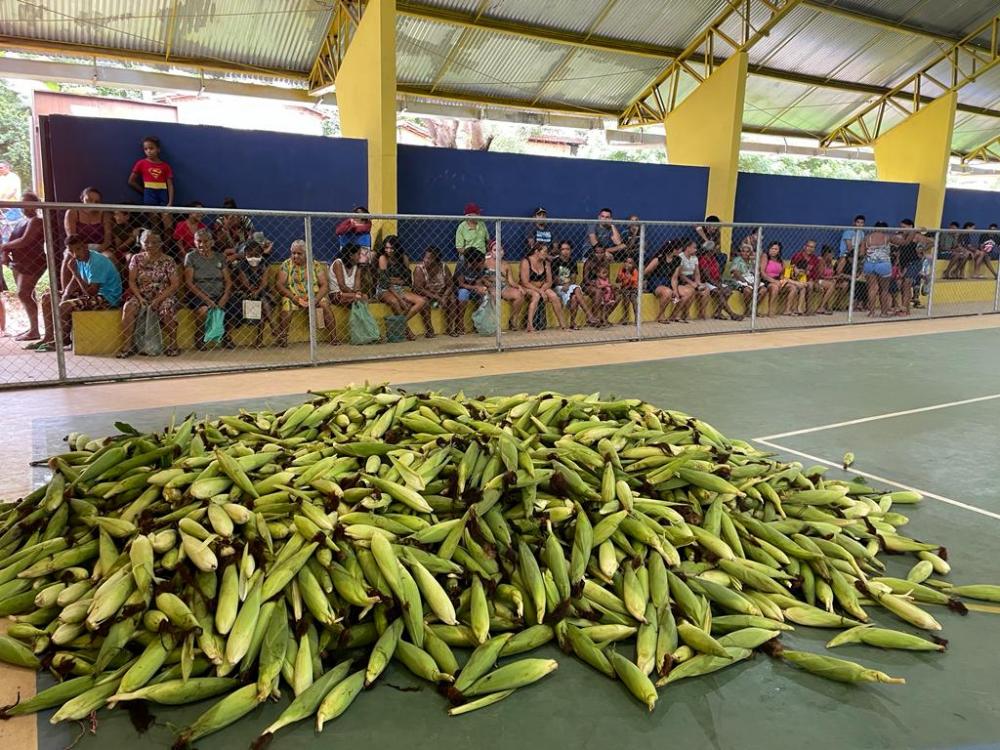 Moradores recebendo Milho da Prefeitura de União 