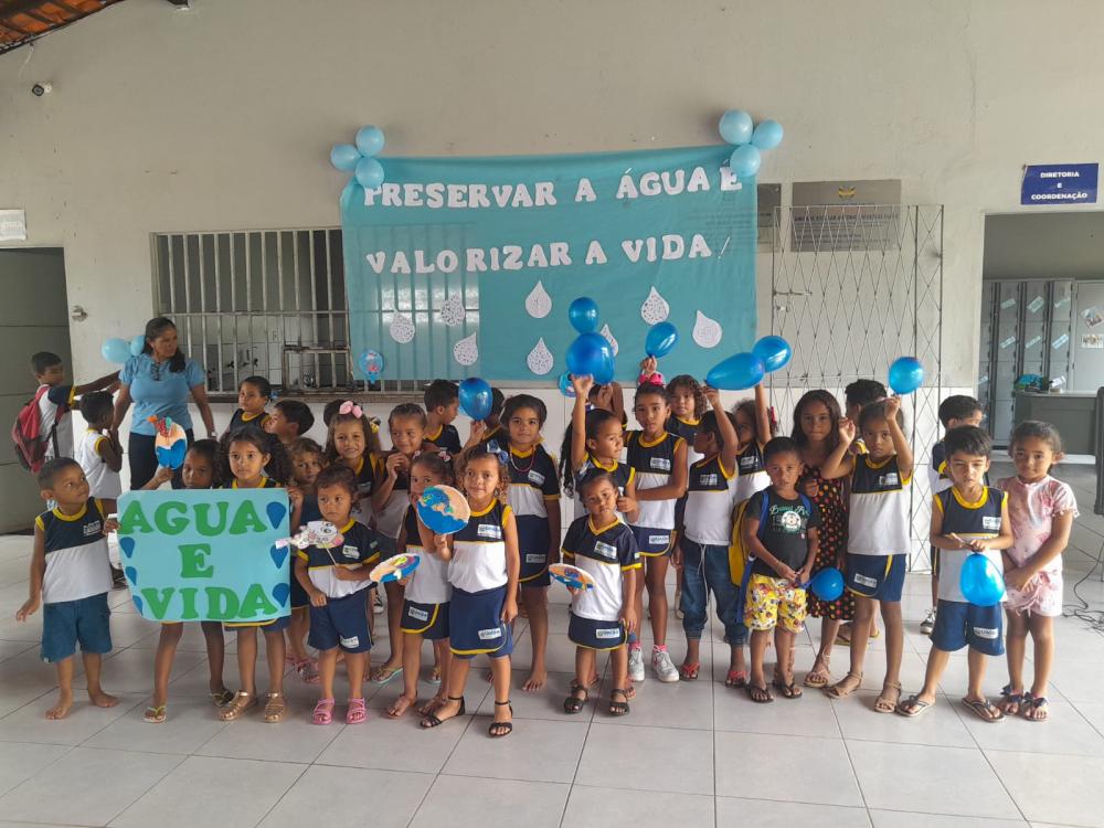 Crianças no pátio escolar 
