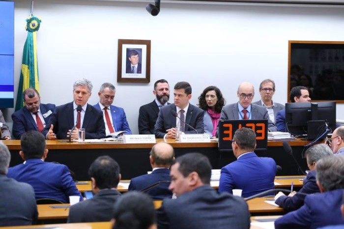 Ministro Paulo Teixeira e deputados discutem prioridades da pasta para este ano - (Foto: Vinicius Loures/Câmara dos Deputados)